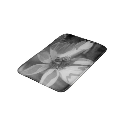 Biene auf der Blume Kosmos in Schwarz und Weiß Badematte (Schrägansicht)