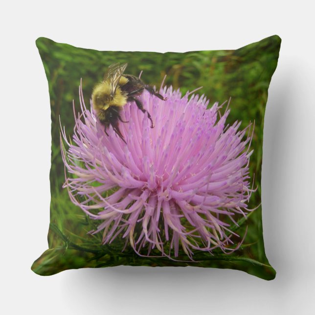 Biene auf der Blume Thistle Nature Kissen (Vorderseite)