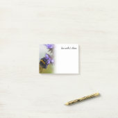 Biene auf einem blauen Tansy Notes Post-it Klebezettel (Auf Schreibtisch)