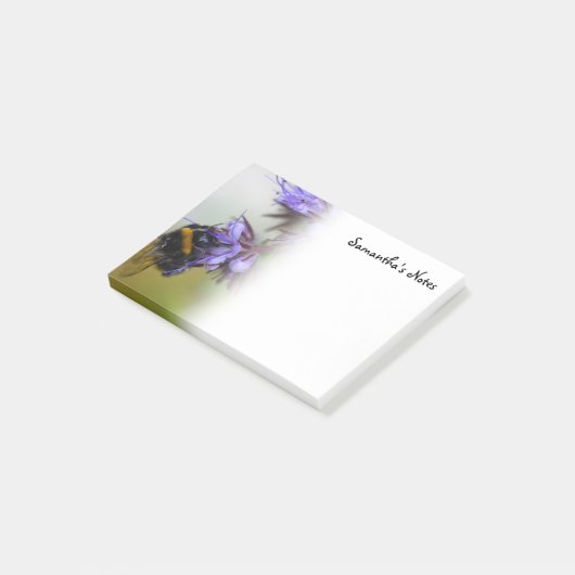 Biene auf einem blauen Tansy Notes Post-it Klebezettel (angewinkelt)