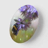 Biene auf einer Blue Tansy Acrylic Wall Clock Runde Wanduhr (Winkel)