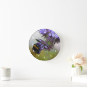 Biene auf einer Blue Tansy Acrylic Wall Clock Runde Wanduhr (Zuhause)