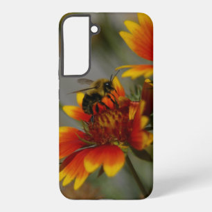Biene auf einer Blume beim Nektarsammeln Samsung Galaxy Hülle
