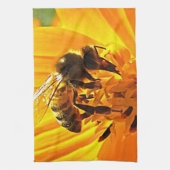 Biene auf einer Blume Geschirrtuch (Vertikal)