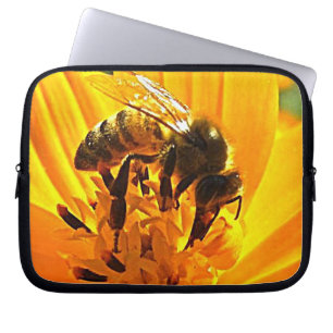 Biene auf einer Blume Laptopschutzhülle