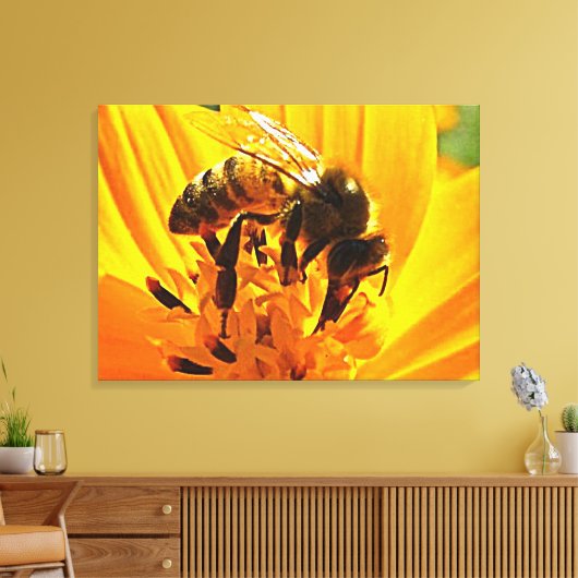 Biene auf einer Blume Leinwanddruck (Insitu (Wohnzimmer))