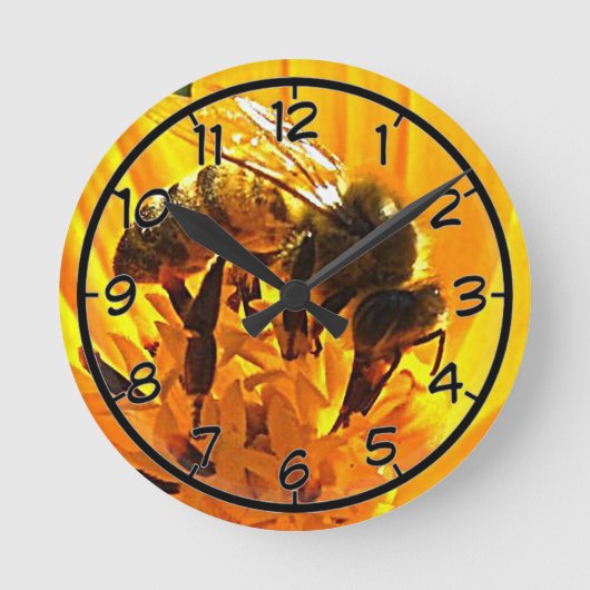 Biene auf einer Blume Runde Wanduhr (Vorderseite)