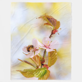 Biene auf einer Kirsche-Blume Fleecedecke