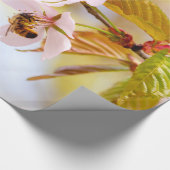 Biene auf einer Kirsche-Blume Geschenkpapier (Ecke)