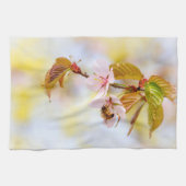 Biene auf einer Kirsche-Blume Handtuch (Horizontal)