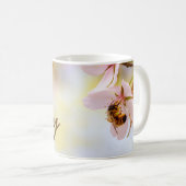 Biene auf einer Kirsche-Blume Kaffeetasse (VorderseiteRechts)