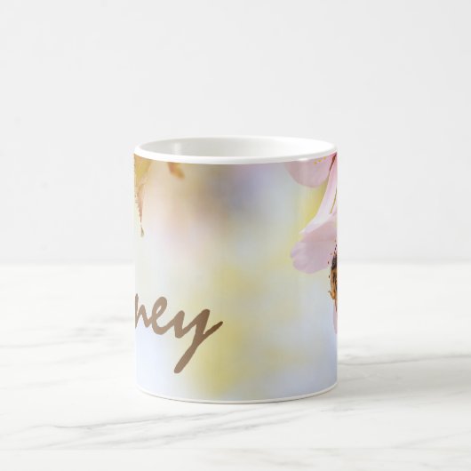 Biene auf einer Kirsche-Blume Kaffeetasse (Mittel)