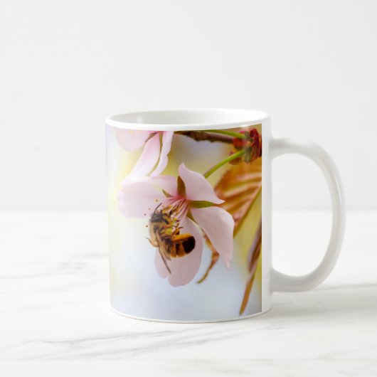 Biene auf einer Kirsche-Blume Kaffeetasse (Rechts)