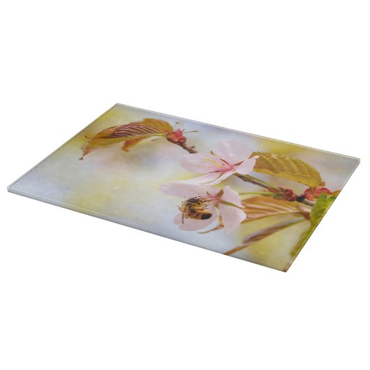 Biene auf einer Kirsche-Blume Schneidebrett (Ecke)