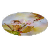 Biene auf einer Kirsche-Blume Schneidebrett (Ecke)