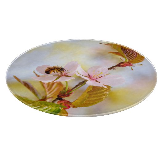 Biene auf einer Kirsche-Blume Schneidebrett (Ecke)