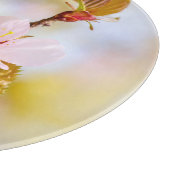 Biene auf einer Kirsche-Blume Schneidebrett (Ecke)