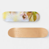 Biene auf einer Kirsche-Blume Skateboard (Horizontal)
