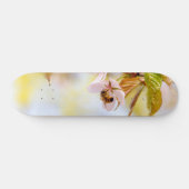 Biene auf einer Kirsche-Blume Skateboard (Horizontal)