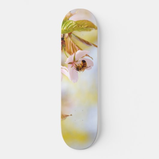 Biene auf einer Kirsche-Blume Skateboard (Vorderseite)