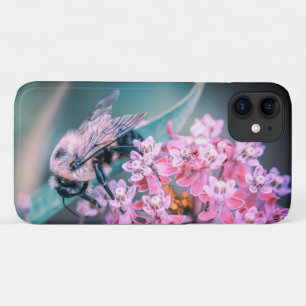 Biene auf einer rosa Blüte Case-Mate iPhone Hülle