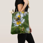 Biene auf einer weißes Gänseblümchen Tasche (Von Nahem)
