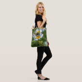Biene auf einer weißes Gänseblümchen Tasche (Am Model)