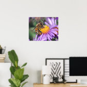 Biene auf Gelb & Lila Blume Poster (Heimbüro)
