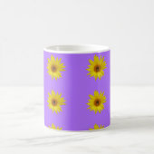 Biene auf gelber Sonnenblume auf lila Kaffeetasse (Mittel)