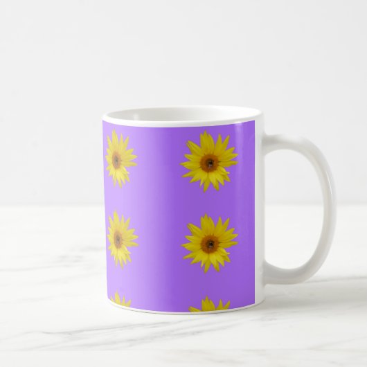 Biene auf gelber Sonnenblume auf lila Kaffeetasse (Rechts)
