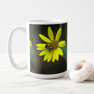 Biene auf gelber Wildblumen-Tasse Kaffeetasse
