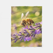 Biene auf Lavendel Fleecedecke (Vorderseite)