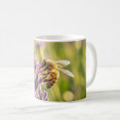 Biene auf Lavendel Kaffeetasse (VorderseiteRechts)