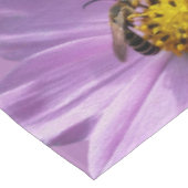 Biene auf lila Blume Tischdecke (Schrägansicht)