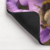 Biene auf lila Blumen Mousepad (Ecke)