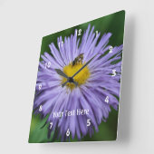 Biene auf Lila Daisy-Blume #2 Quadratische Wanduhr (Winkel)