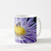 Biene auf Lila Daisy-Blume Personalisiert Kaffeetasse (VorderseiteRechts)