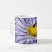 Biene auf Lila Daisy-Blume Personalisiert Kaffeetasse (Vorderseite Links)