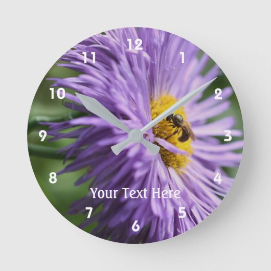 Biene auf Lila Daisy-Blume Runde Wanduhr (Vorderseite)