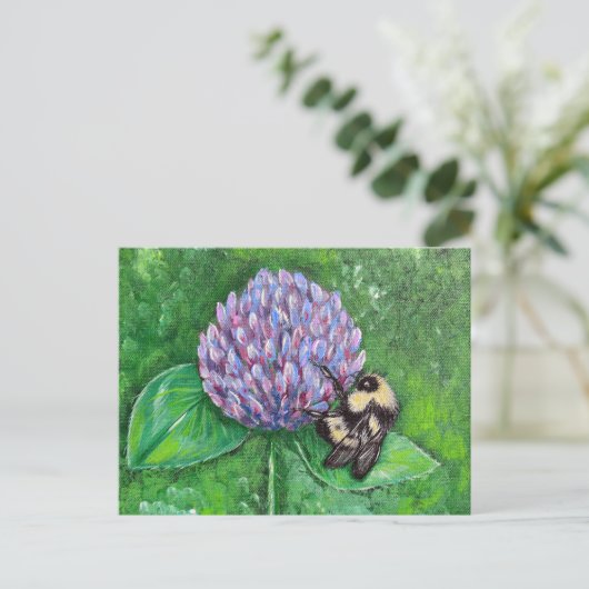 Biene auf Lila Kleeblatt Postkarte (Stehend Vorderseite)