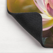 Biene auf Lotus-Blume Mousepad (Ecke)