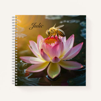 Biene auf Lotus Blume Personalisiert Notizblock