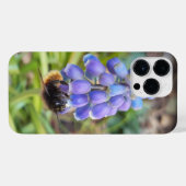 Biene auf Muscari Armeniacum, TraubenHyakinth iPhone Hülle (Rückseite (Horizontal))