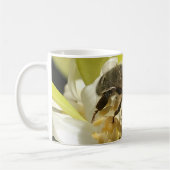Biene auf Orange Blossom Kaffeetasse (Links)