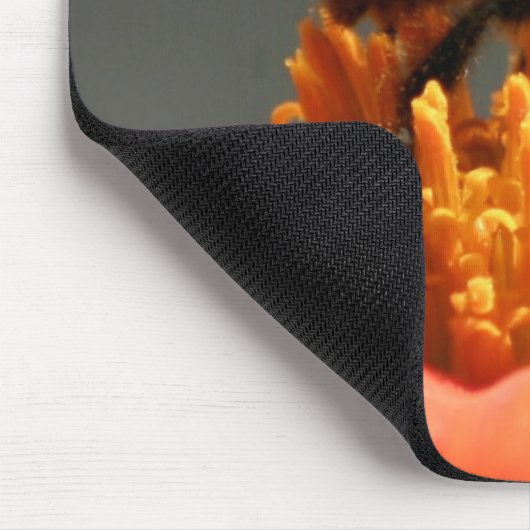 Biene auf orange Blume Mousepad (Ecke)