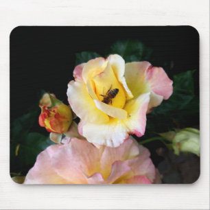 Biene auf rosa Gelben Rosen Blume Mousepad