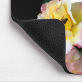 Biene auf rosa Gelben Rosen Blume Mousepad (Ecke)
