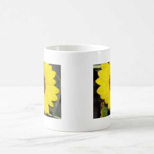 Biene auf Sonnenblume Kaffeetasse (Mittel)