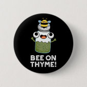 Biene auf Thyme Funny Herb Insect Pun Dark BG Button (Vorderseite)