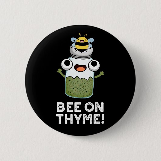Biene auf Thyme Funny Herb Insect Pun Dark BG Button (Vorderseite)